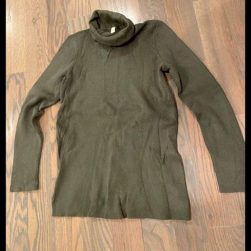 🌺 Old Navy Maternity women turtleneck size M